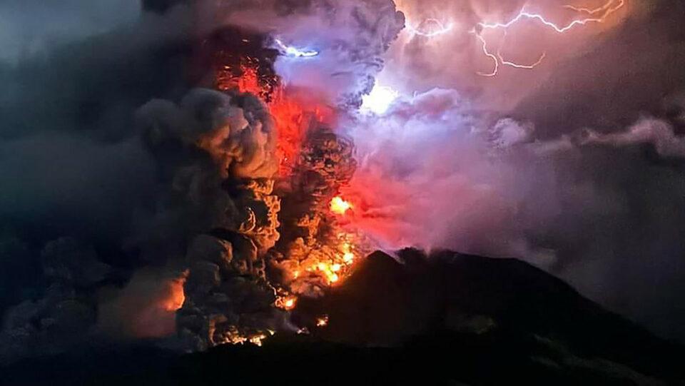 la erupción de un volcán es tan épico que parece irreal
