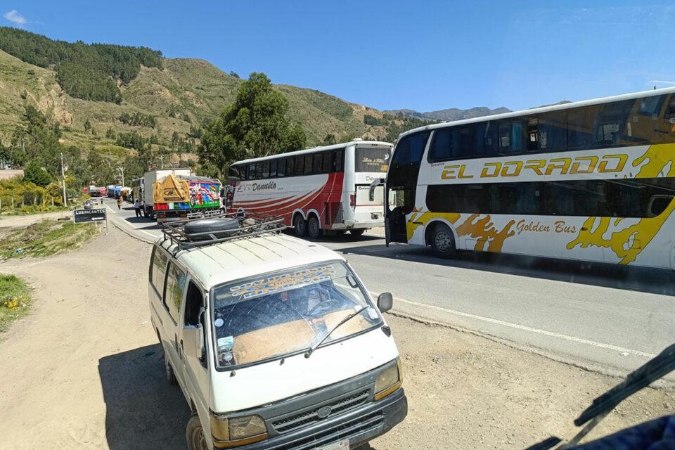 Se restablece el tráfico interdepartamental entre Cochabamba y el occidente