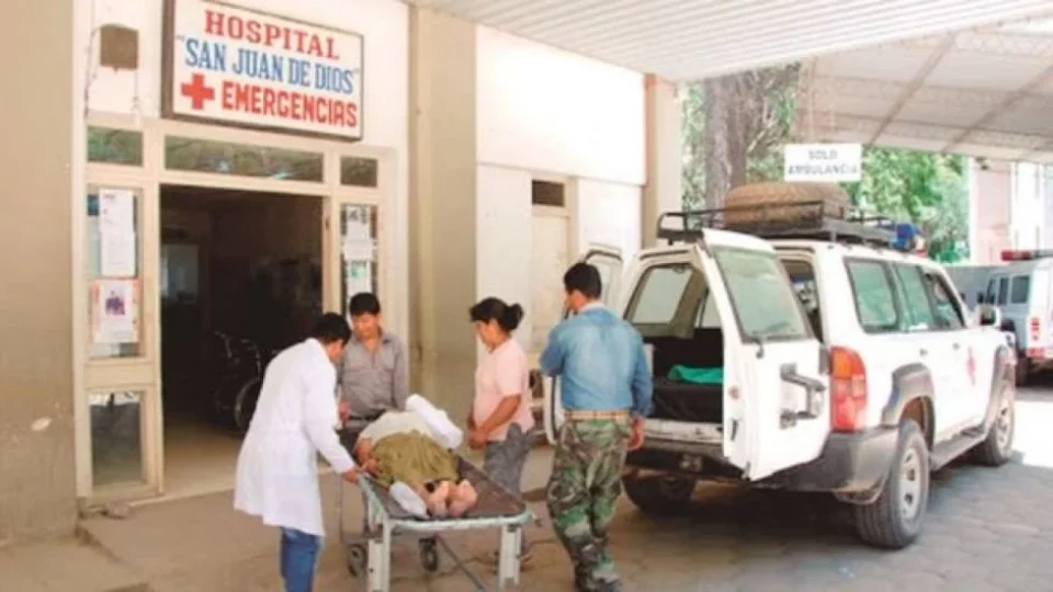 Un camión invade carril y provoca el vuelco de un minivan