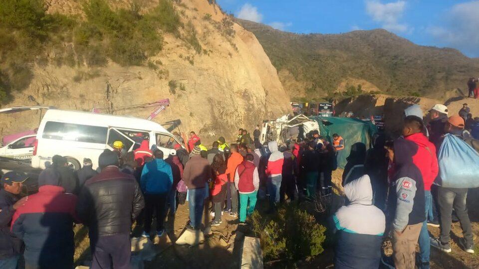 Llavini: choque entre camión y minibús deja cuatro muertos