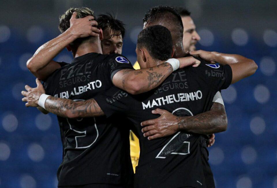 Corinthians y DIM triunfan en terreno enemigo por la Sudamericana