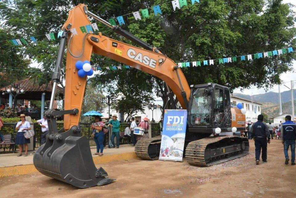 Desarrollo Rural entrega maquinaria pesada en Omereque con Bs 1,9 millones de inversión