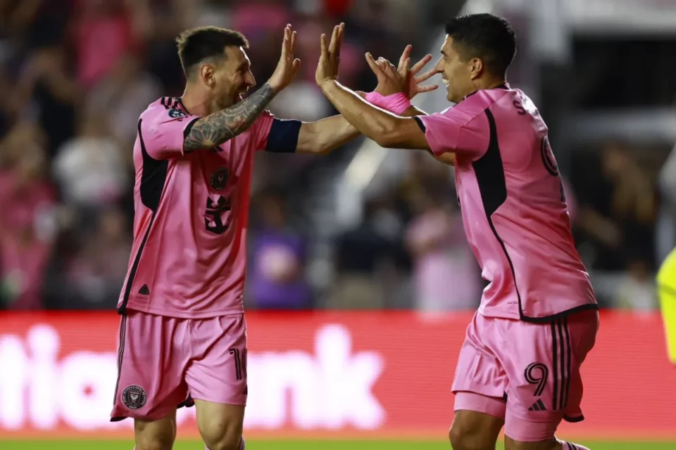 El Inter Miami golea 6-2 al New York Red Bull con triplete de Suárez