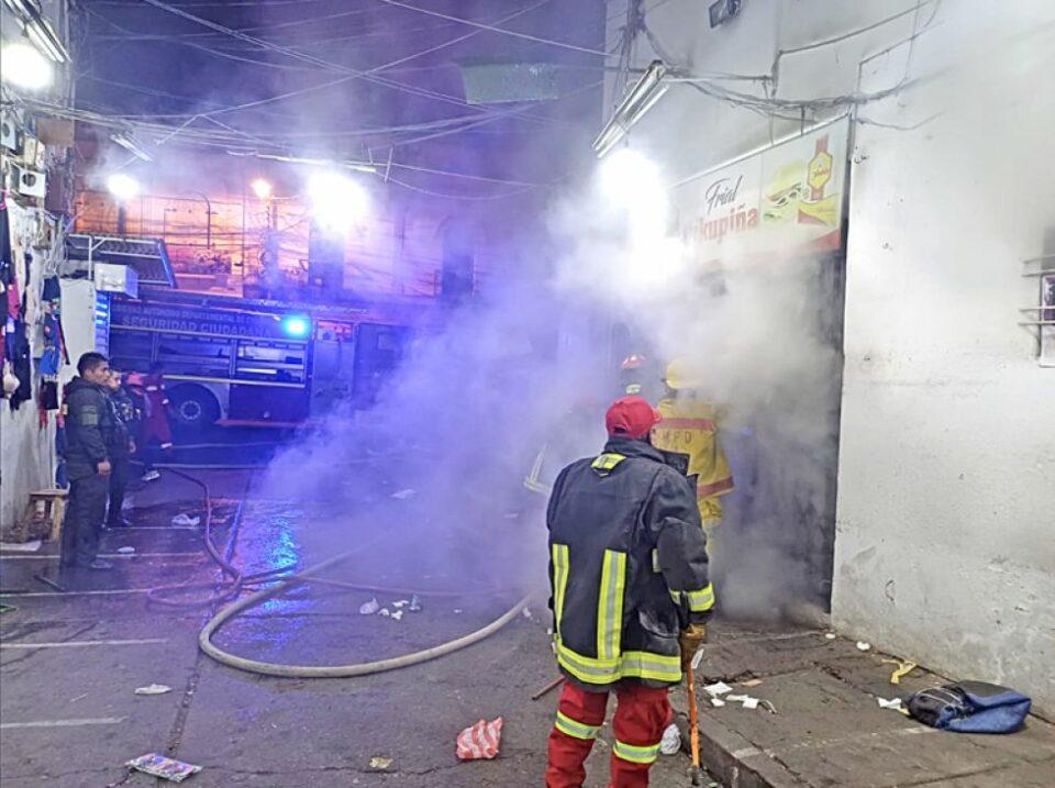 Se incendia tienda de frial en mercado Central de Sucre