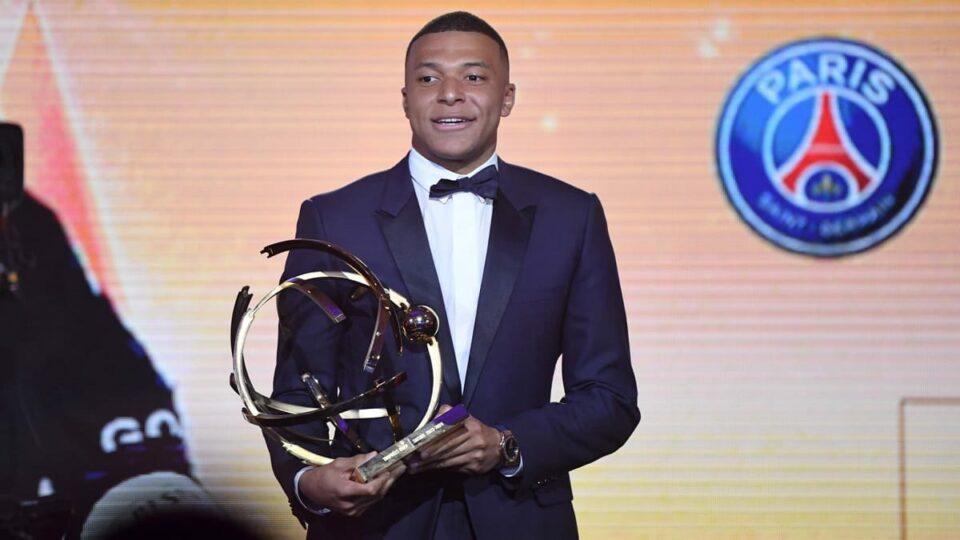 Mbappé recibe su quinto trofeo UNFP a mejor jugador de la liga francesa