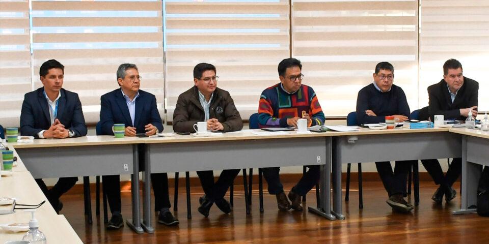 Gobierno y empresarios trazan ruta de trabajo para devolución de impuestos y uso de yuanes y reales