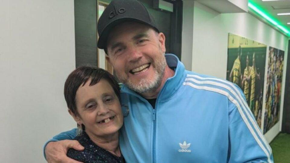 Famoso cantante se reúne con una fan víctima de un estafador que se hizo pasar por él