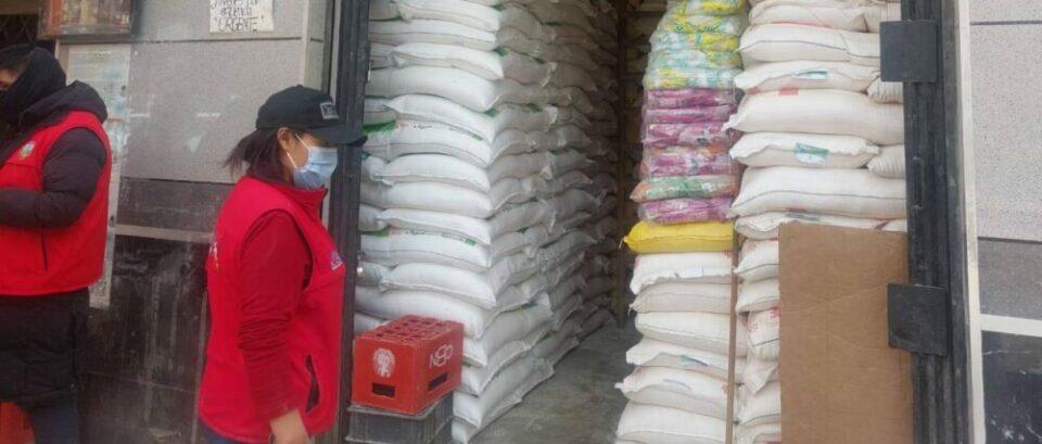 El Alto: Intervienen un almacén donde se reembolsaban sacos de azúcar en medio de heces de ratón