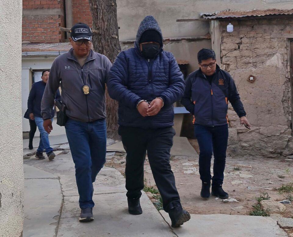 Policía es detenido por llevar droga en su motorizado y determinan detención preventiva en la cárcel de San Pedro de Oruro