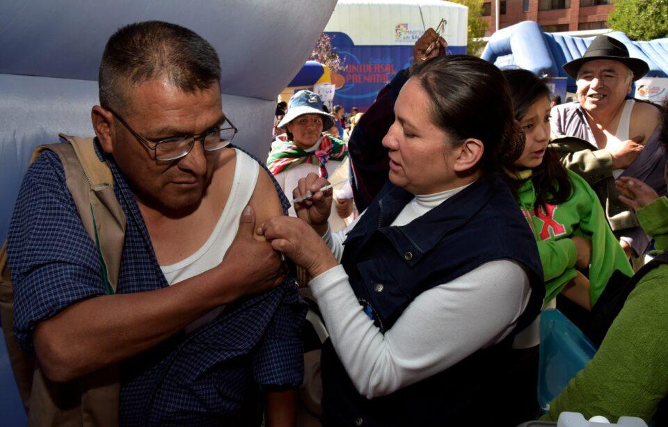 Adultos mayores y enfermos crónicos son los que más se vacunan contra la influenza