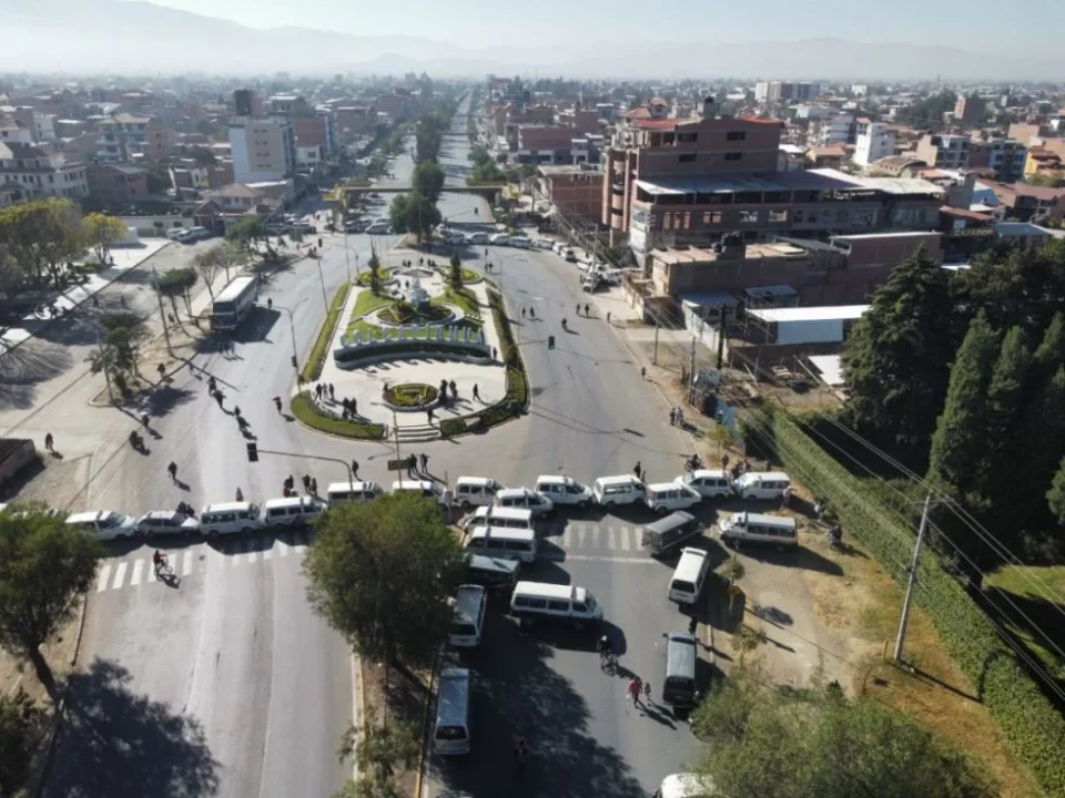 Calles y avenidas amanecen bloqueadas por transportistas en Cochabamba