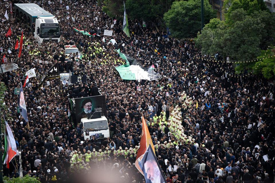 Irán despide al presidente Raisi con un entierro en su ciudad natal