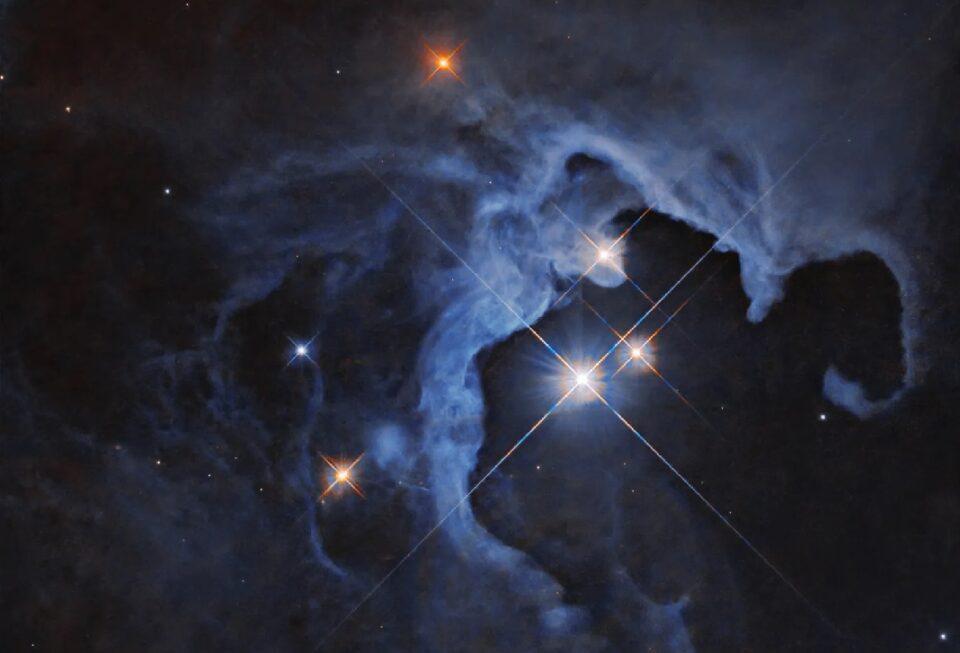 El telescopio Hubble capta un impresionante sistema de tres estrellas