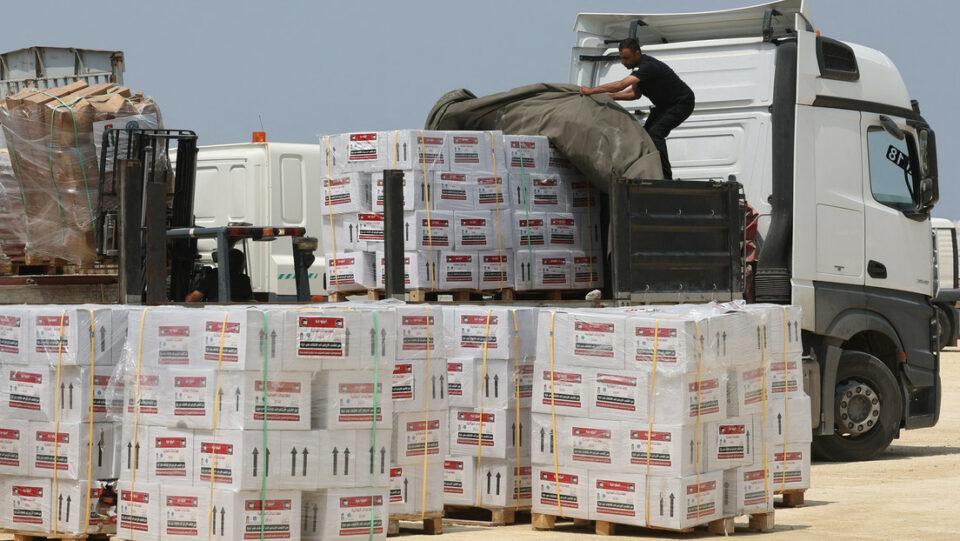 Israelíes destruyen sacos con harina destinados a los gazatíes