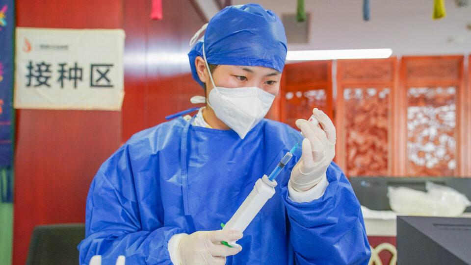 China sobre la campaña antivacunas secreta de EE.UU.: "Envenena la opinión pública"