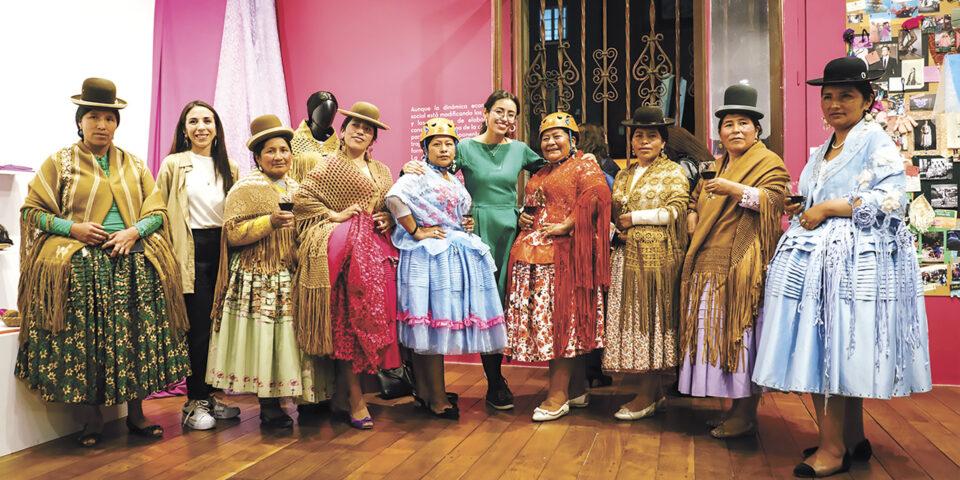 Muestra explora la conexión entre las cholas paceñas y su vestimenta