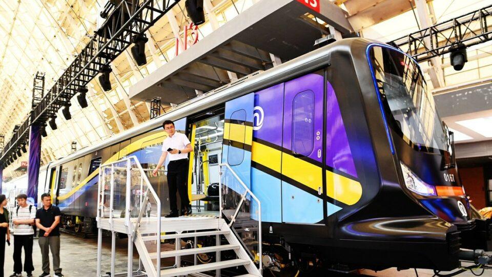 China lanza el primer convoy de metro del mundo hecho de fibra de carbono