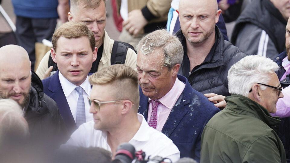Nigel Farage recibe otro 'bautizo de batido' en Reino Unido