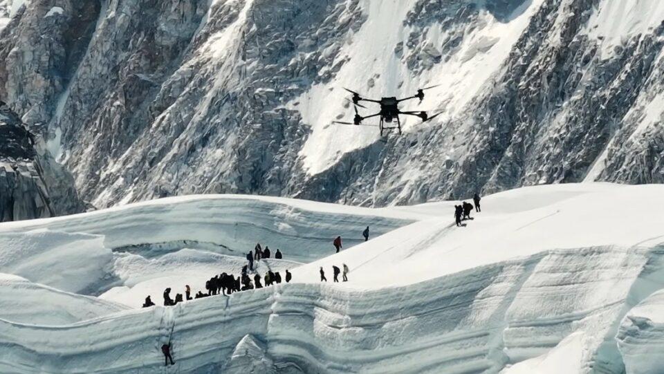 Un dron entrega cargas en el Everest por primera vez