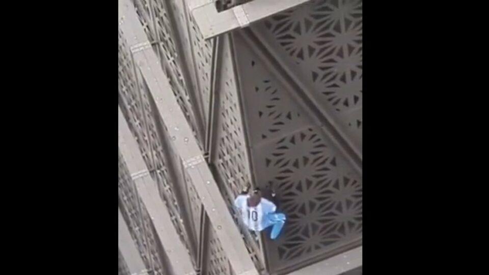 Un hombre vestido como Messi escala sin protección una de las torres más altas de Argentina