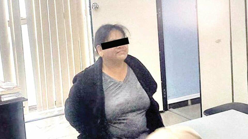 Mujer acusada de envenenar a su exesposo y a su hijo es trasladada al penal de Palmasola en Santa Cruz