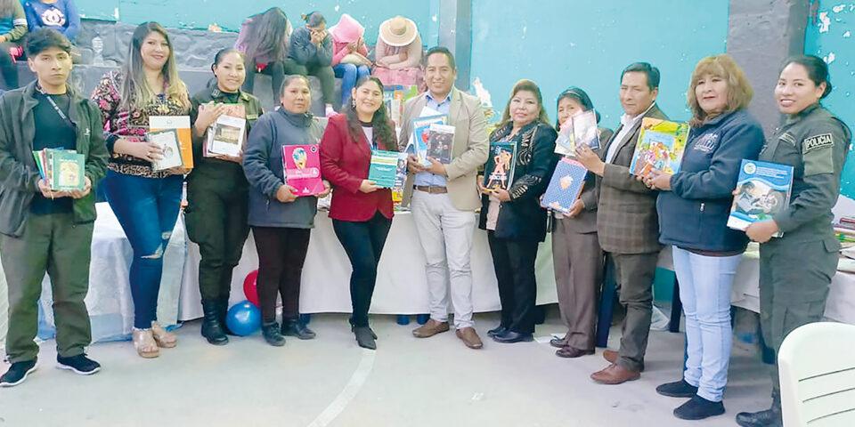 Centro de Orientación Femenina de la zona Obrajes recibe 10 bibliotecas