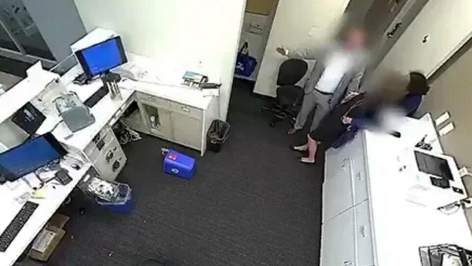 La bala de un francotirador pasa a través de un computador y liquida a un asaltante de bancos