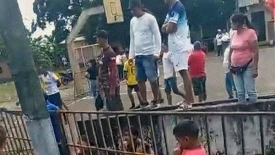 Asesinan a balazos a siete personas mientras miran un partido de fútbol en Ecuador