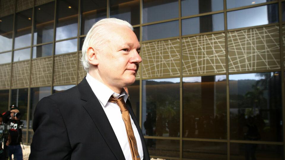 Julian Assange: Miel en alquitrán