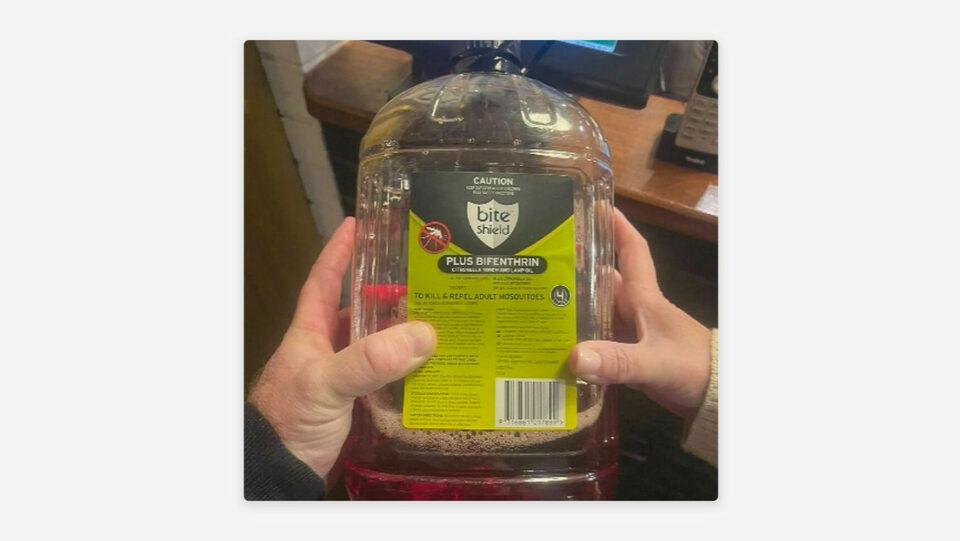 Sirven a una familia repelente de insectos en vez de jugo en un restaurante