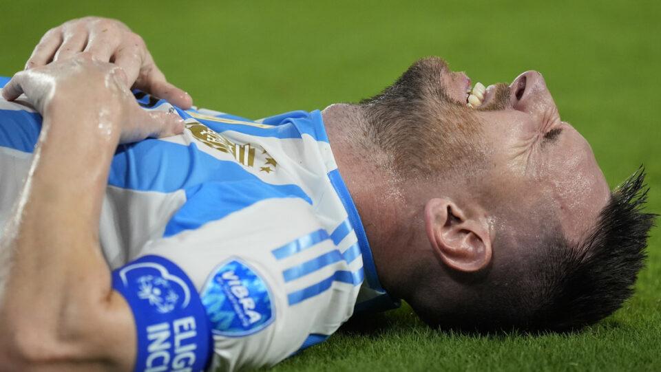 El club estadounidense Inter de Miami emitió este martes un comunicado en el que actualiza el estado de la lesión del futbolista argentino Lionel Messi, quien el domingo sufrió una contusión en el tobillo derecho durante la final de la Copa América. La declaración oficial fue difundida a través de las redes sociales de la institución: "Inter Miami CF ha proporcionado una actualización de lesiones presentada por Baptist Health para el capitán 'Leo' Messi. Tras la evaluación médica, se ha determinado que 'Leo' Messi sufre una lesión en el ligamento del tobillo derecho". En el texto, la institución del futbolista británico David Beckham indica que "la disponibilidad del capitán se determinará en función de las evaluaciones periódicas y de la evolución de su recuperación". Messi debió dejar el campo de juego en el minuto 66 de la final disputada contra Colombia, en la que el seleccionado argentino se consagró bicampeón de la Copa América. Al momento de salir de la cancha el partido estaba empatado en 0, y el astro se sentó en el banco de suplentes llorando desconsoladamente. El lunes, el exdelantero del Barcelona y del PSG se pronunció en sus redes sociales para agradecer el apoyo de los hinchas y referirse a su lesión. "Estoy bien, gracias a Dios, y ojalá pueda estar pronto en la cancha de nuevo, disfrutando de lo que más me gusta hacer", manifestó.