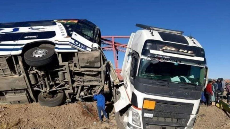 Un muerto y 18 heridos tras violento choque de un bus y un tractocamión en Patacamaya