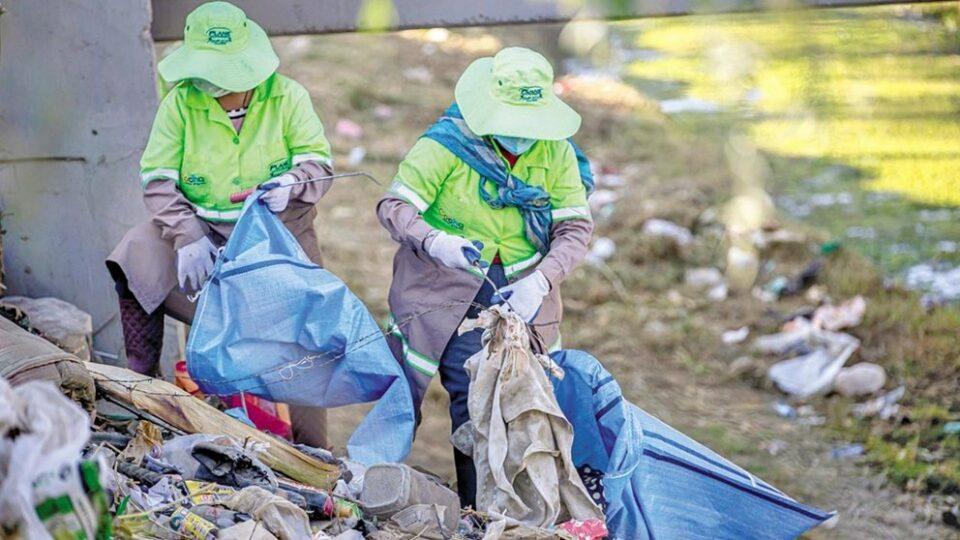 Realizan limpiezas en los ríos de La Tamborada y Rocha y extraen cada día nueve camiones de escombros en Cochabamba