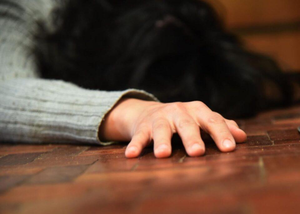 Hombre quita la vida a su pareja con un disparo en el rostro