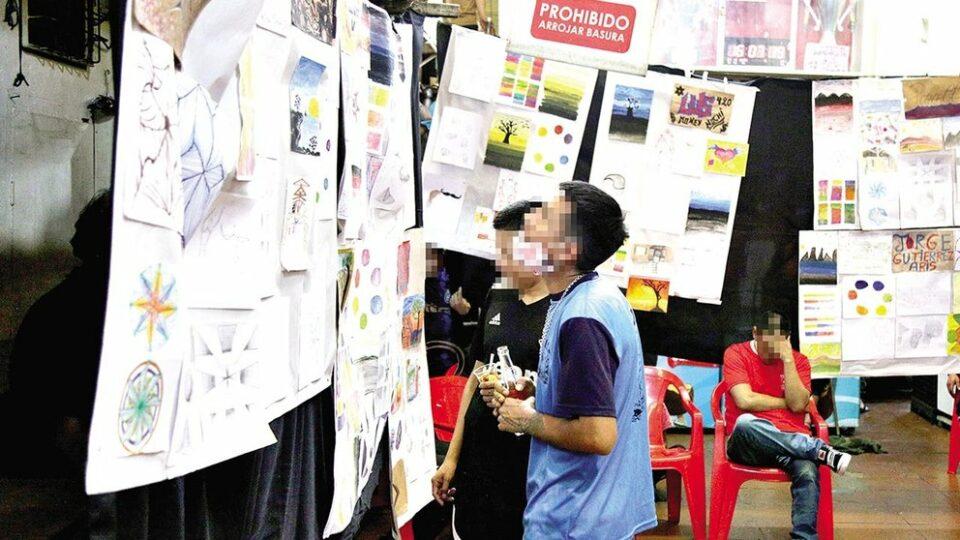 Reclusos enfatizan sus vivencias personales mediante el arte