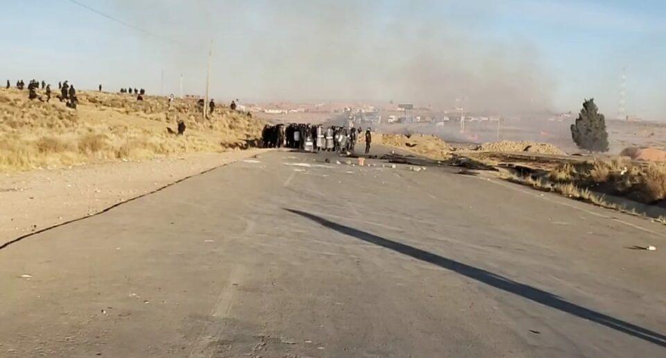 Se intensifica el bloqueo en Caracollo luego de la intervención de efectivos policiales