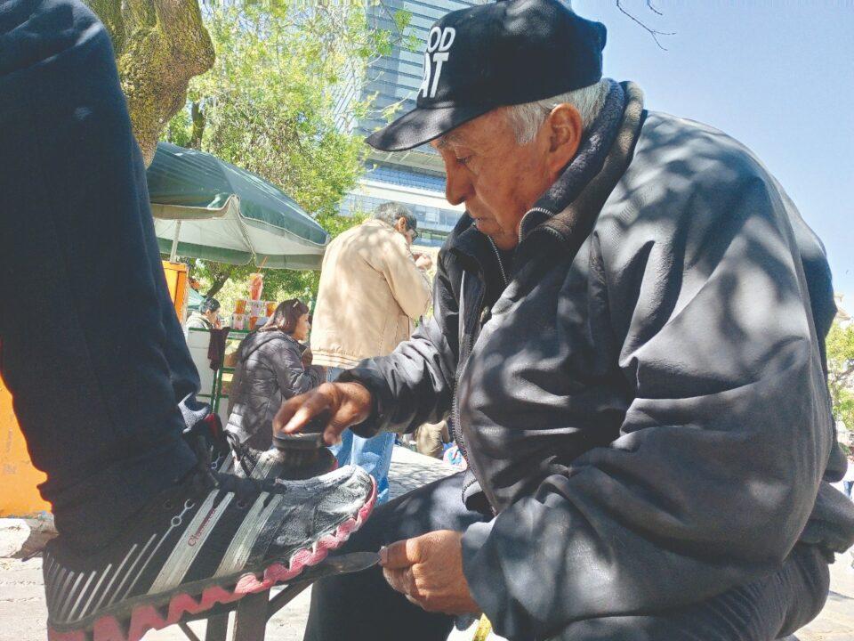 Los ‘lustras’, un oficio que brilla en La Paz
