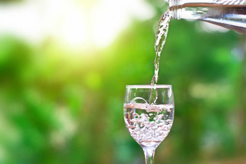 No, el agua no es la bebida que más hidrata (pero sigue siendo vital para nuestra salud)