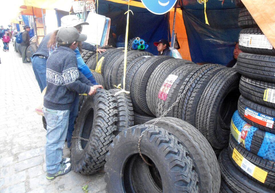 El Gobierno baja los aranceles de importación de neumáticos, motores y aros