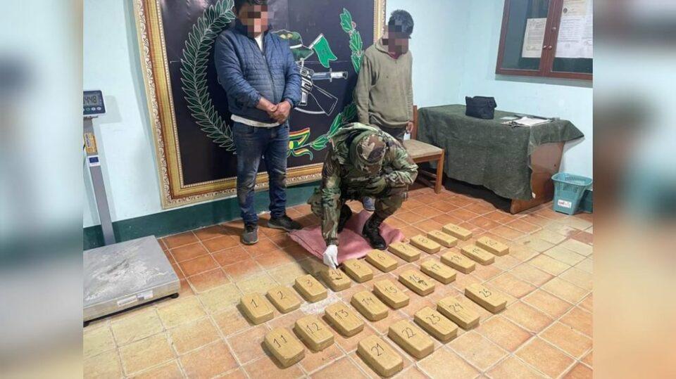 Se aprehenden a dos hombres debido a que hallaron 25 paquetes de droga en Villa Tunari
