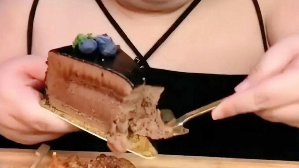 Estrella del 'mukbang' muere durante una transmisión en vivo al seguir un peligroso reto