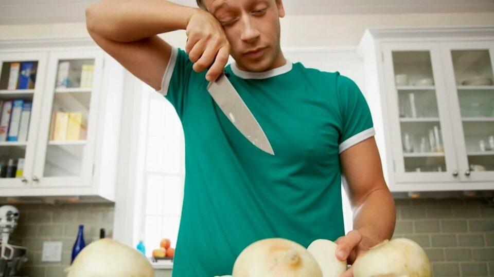 ¿Cómo evitar llorar cuando cortamos cebolla?