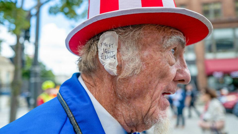 Partidarios republicanos se vendan una oreja en solidaridad con Trump