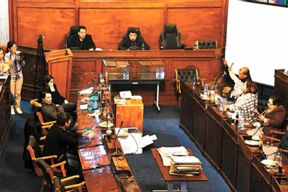 Acusan a un miembro de la comisión mixta de ayudar a un postulante en su evaluación