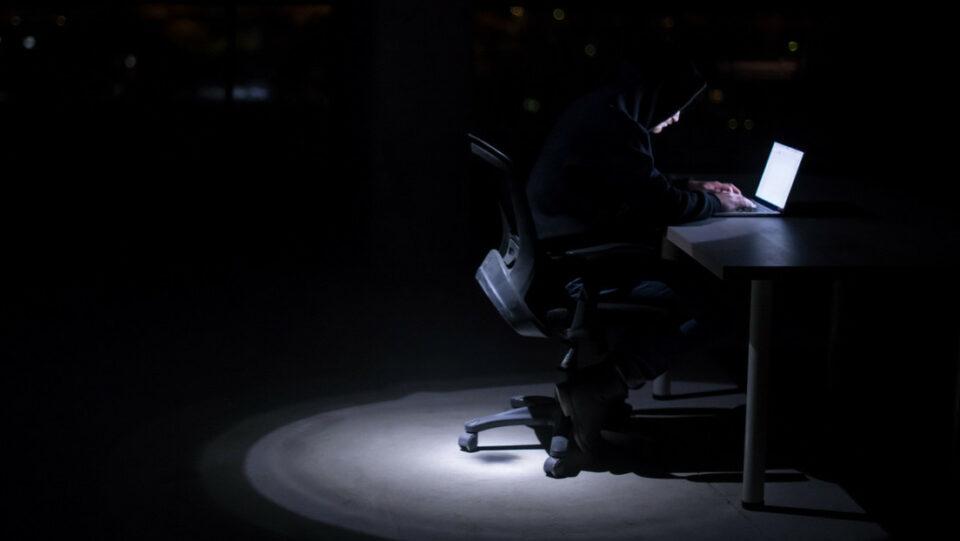 Confinan a un trabajador en una oficina pequeña durante 4 días sin electricidad, ordenador ni teléfono