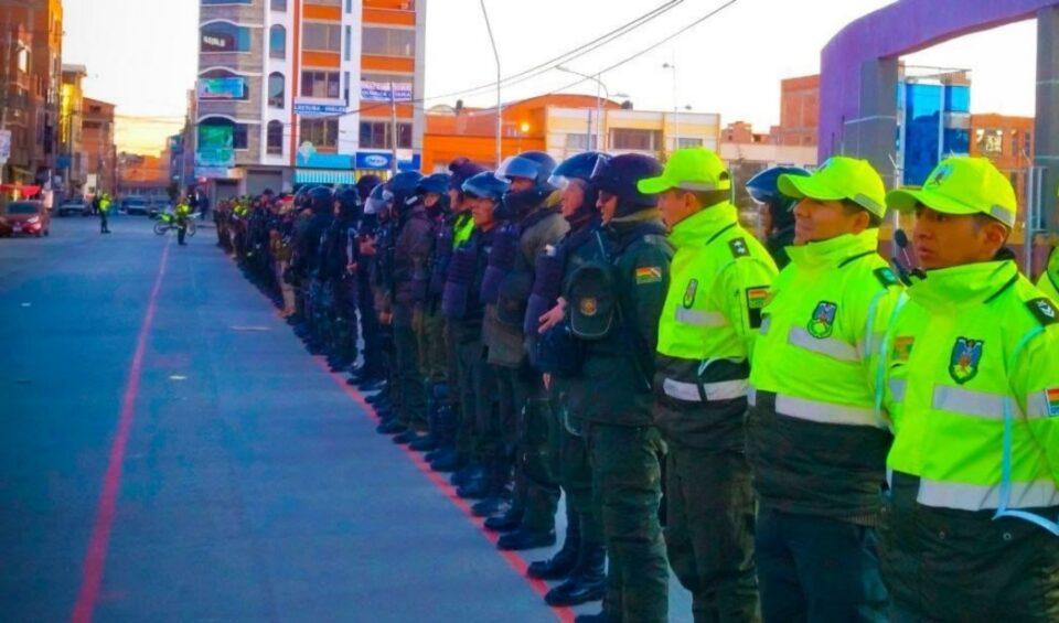 Policía desplaza efectivos para garantizar la seguridad de los fraternos de la entrada folklórica en la zona 16 de julio