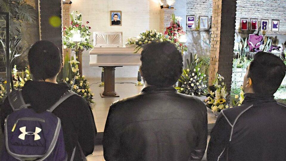 Claman justicia por la muerte del profesor Condarco; buscan al conductor responsable del accidente