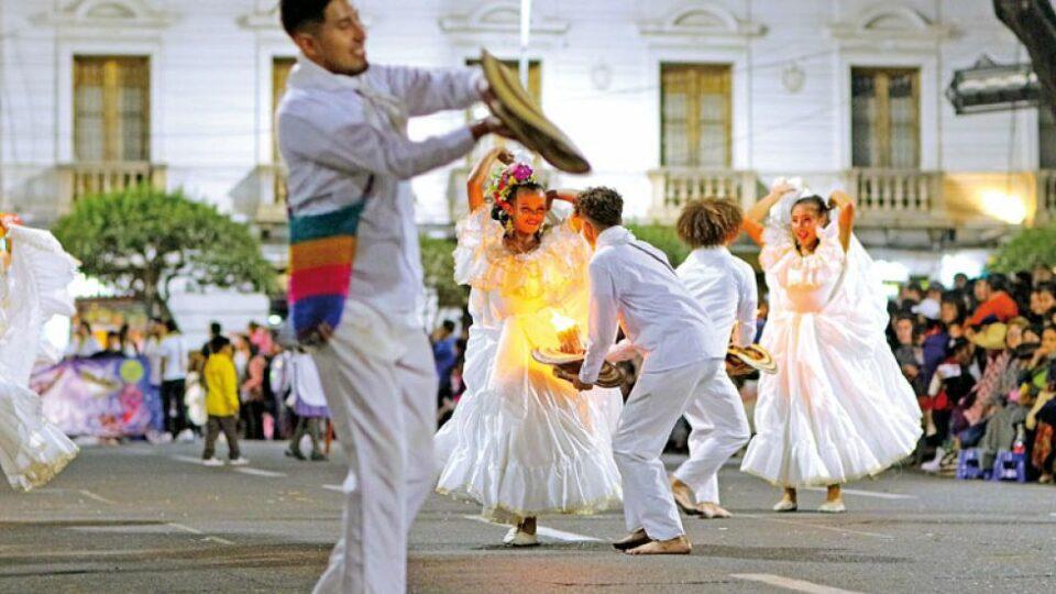 Entusiasmo juvenil sobresale en la “Entrada Universitaria Internacional 2024”