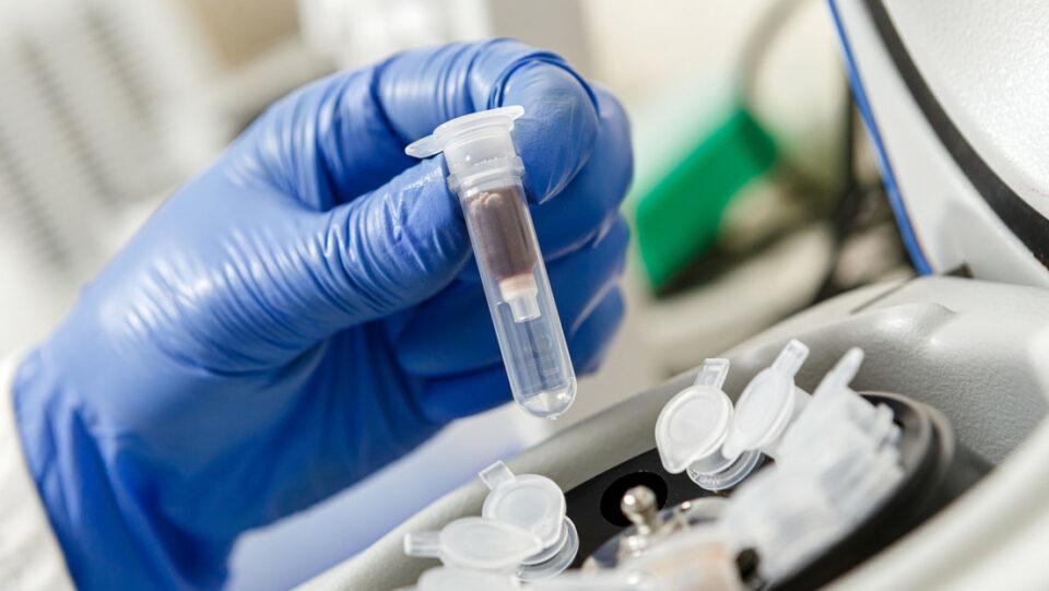 Farmacéuticas de EE.UU. colaboraron con militares chinos para realizar cientos de ensayos clínicos