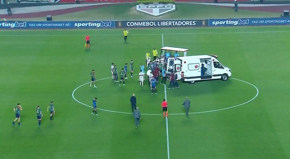 Desesperante momento en la Copa Libertadores: un futbolista se desplomó en San Pablo-Nacional, fue retirado en ambulancia y terminó internado